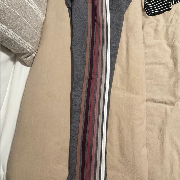 Lululemon Take A Hint 7/8 Tight - Grey with pink stripes - Picture 3 of 3